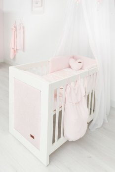 Babys only Bettnestchen rosa im Babybett seitlich