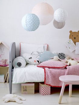 Bloomingville Kinderhocker rosa vor einem Kinderbett