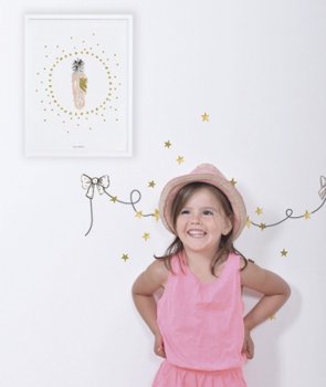 Lilipinso Kinderbild Feder rosa an der Wand