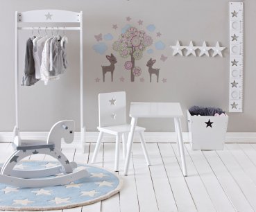 Kinderstuhl in weiß mit Sternenmotiv im Kinderzimmer