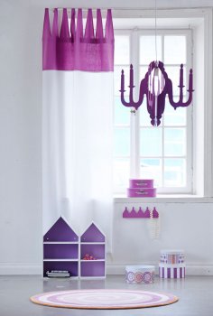Deckenlampe im Kronleuchterdesign in lila im Kinderzimmer