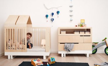 Kutikai Babybett Umbauset Häuschenform mit spielendem Kind