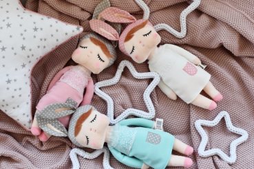 Häschenpuppe rosa in Gruppe
