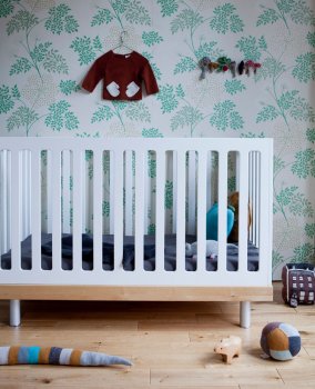 Oeuf Babybett Classic Birke im Kinderzimmer