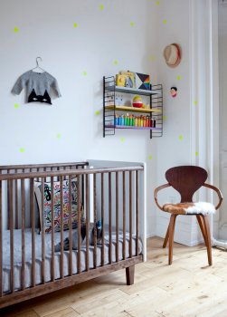 Babybett Rhea Oeuf wallnuss im Kinderzimmer