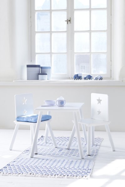 Kindertisch mit Stühlen in weiß im Kinderzimmer