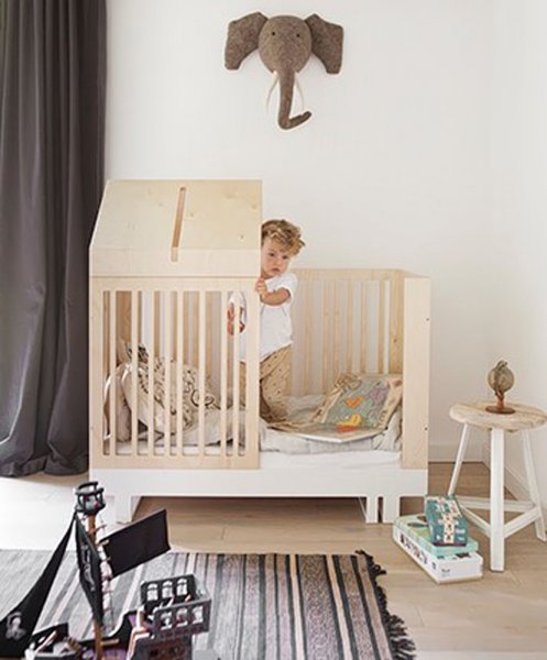 Kutikai Babybett Umbauset Häuschenform mit spielendem Kind