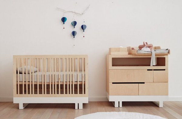 Kutikai Wickelkommode im Kinderzimmer mit Babybett kombiniert