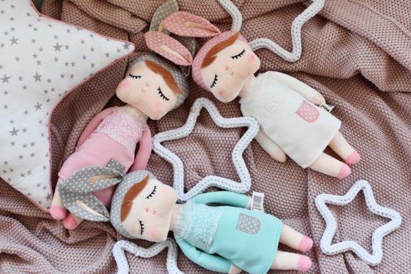 Häschenpuppe rosa in Gruppe