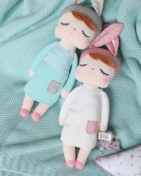 Häschenpuppe rosa im Bett
