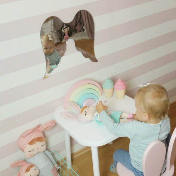 Kinderspiegel Engelsflügel im Kinderzimmer
