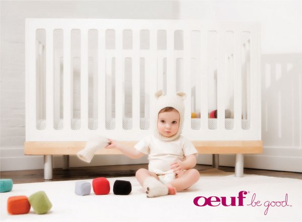 Oeuf Babybett Classic Birke mit spielendem Kind